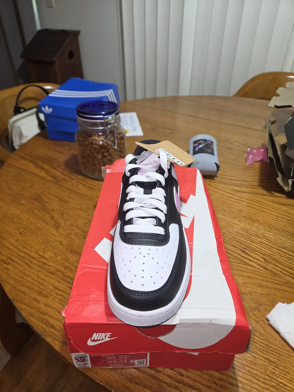 Nike Kids Low-Top Sneaker in Pink/Black